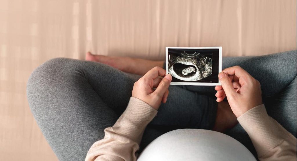 O jurnalistă își exprimă regretul pentru alegerea FIV: are 2 copii născuți și 9 embrioni congelați