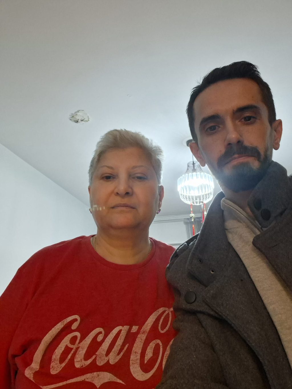 O mamă singură, cu două fiice, poartă o cruce apăsătoare: lupta cu o tumoră malignă, gradul de handicap care îi limitează puterile și lipsurile materiale care apasă întreaga familie…